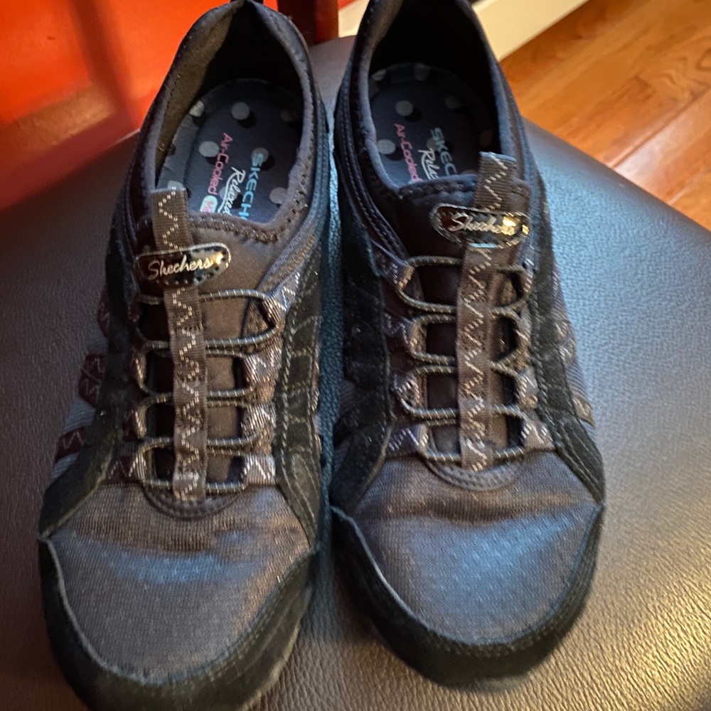 Women’s Skechers slip on sneaker size 7.5